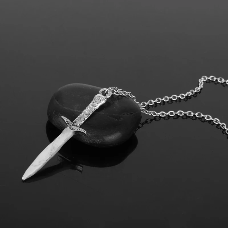HANCHANG Jewelry Бильбо Бэггинс Ожерелье меч светится в темноте светящаяся ролика жало