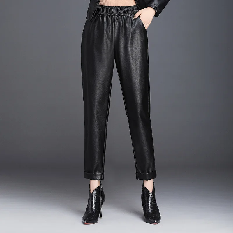 Брюки женские из экокожи эластичные свободные штаны-султанки с завышенной