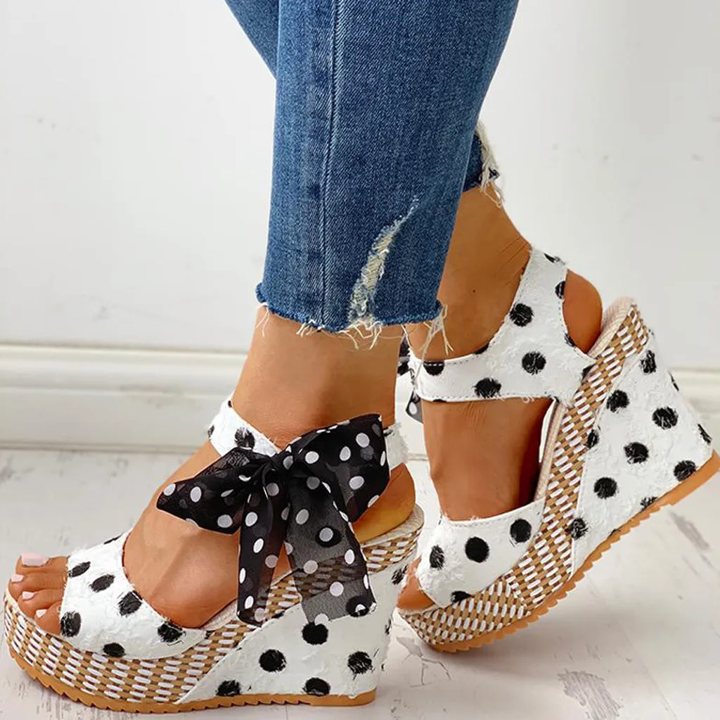 Женские сандалии в горошек стиле ретро на высокой танкетке летняя пляжная