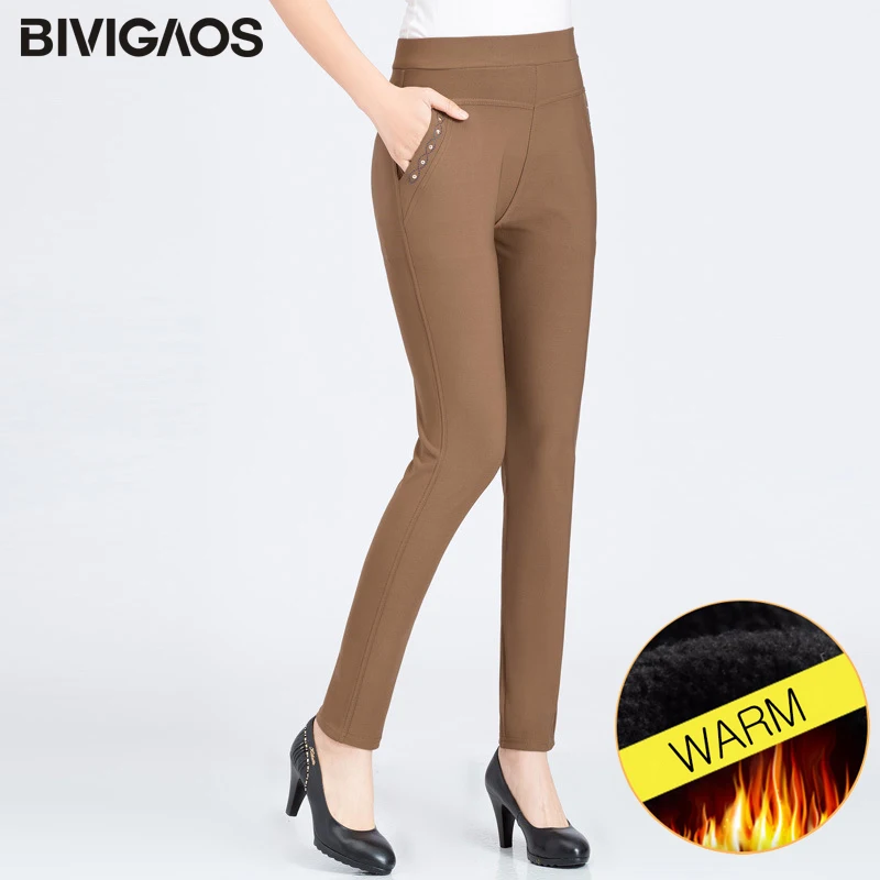 Khaki-velvet BIVIGAOS зимние Бархатные Теплые повседневные штаны-шаровары для женщин среднего возраста карманная Серебряная заклепка Эластичные Брюки Большие размеры брюки для мам - Цвет: Khaki-velvet