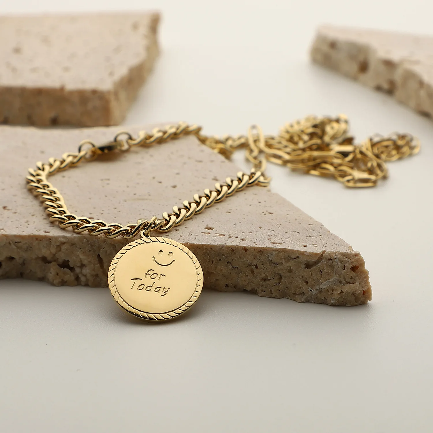 

Cute Fun Double-sided Rotating Smiley Face Pendants & Necklace Women Simple Design Gilded Smiling Faces Choker Jewelry Gift