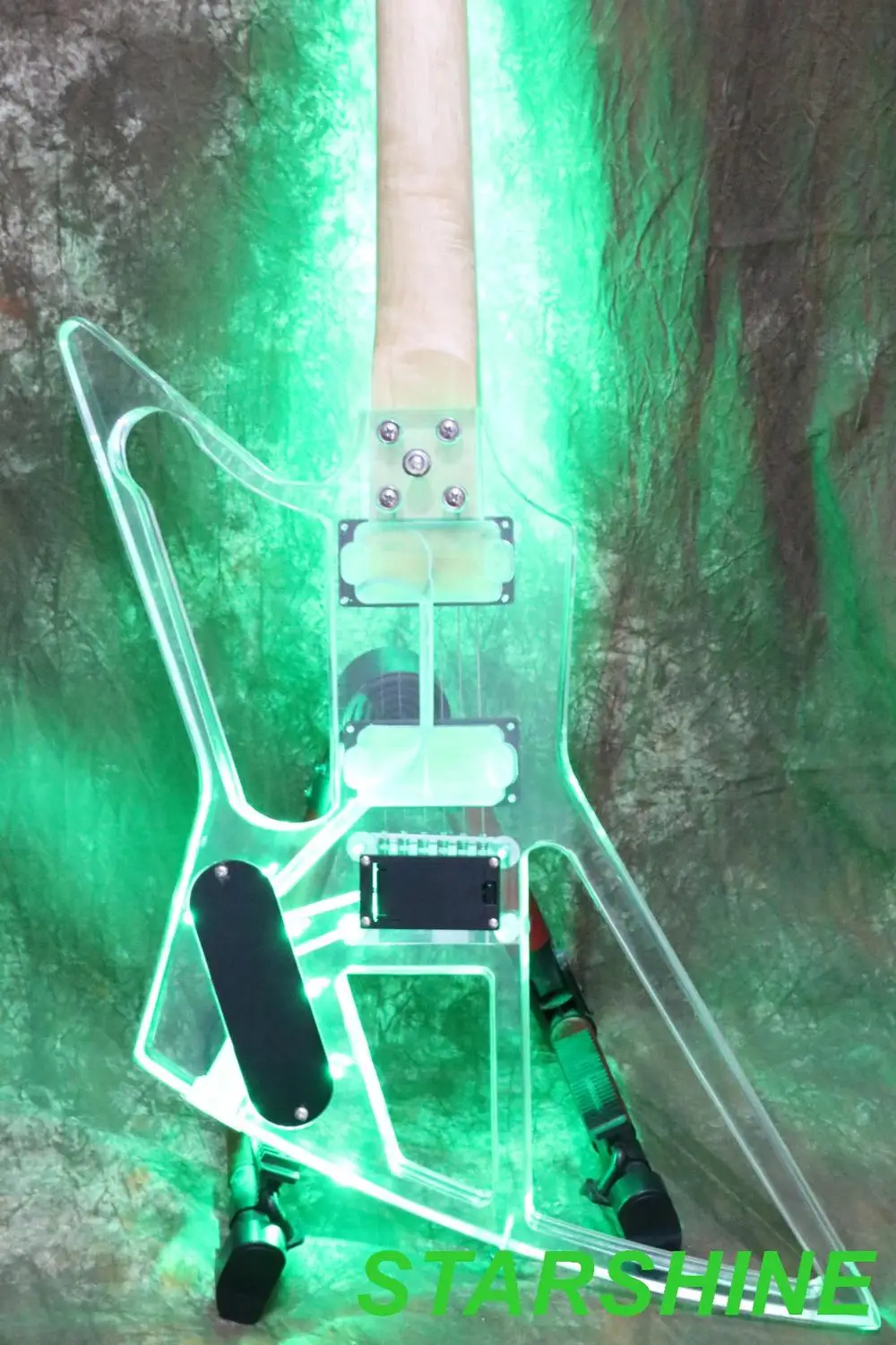 Гитара с выдолбленным акриловым корпусом и зеленым светодиодсветильник катором