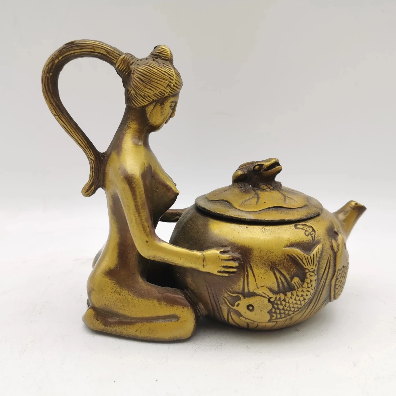 

Женский чайник ручной работы с резьбой