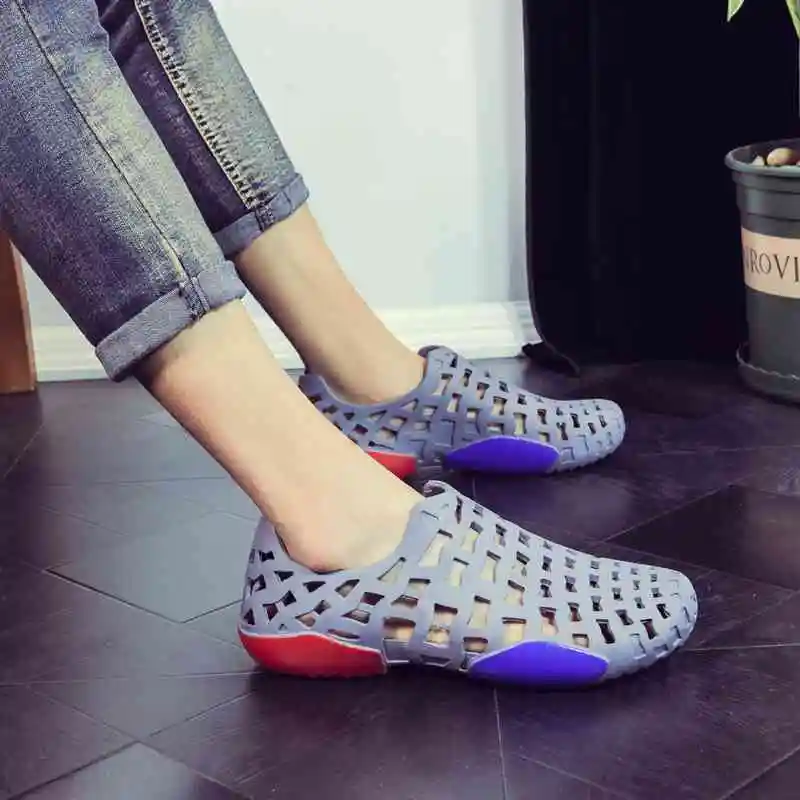 2020 летние сандалии для пляжа Спортивная обувь женщин и мужчин Слипоны Тапочки Croc