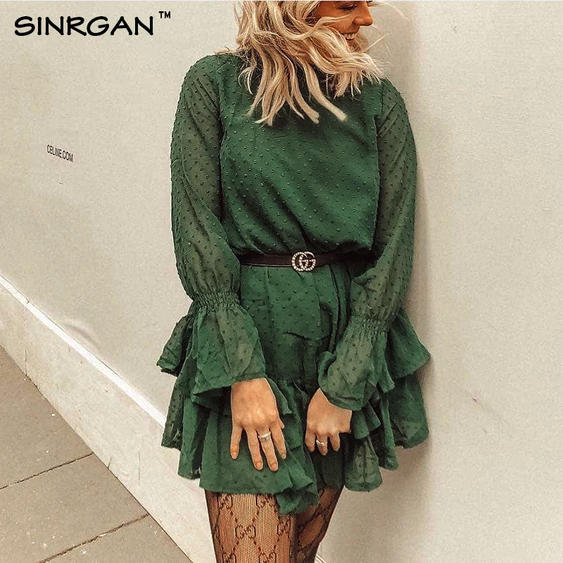 Платье водолазка в горошек с оборками весна 2021 черное элегантное мини платье