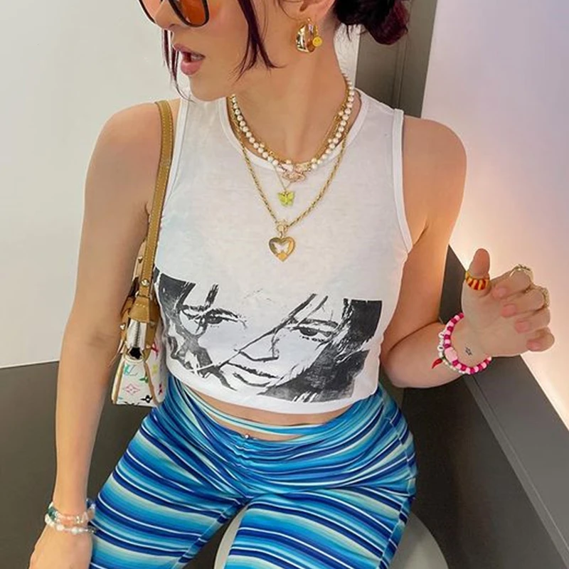 Женский топ без рукавов короткий с круглым вырезом и графическим принтом в