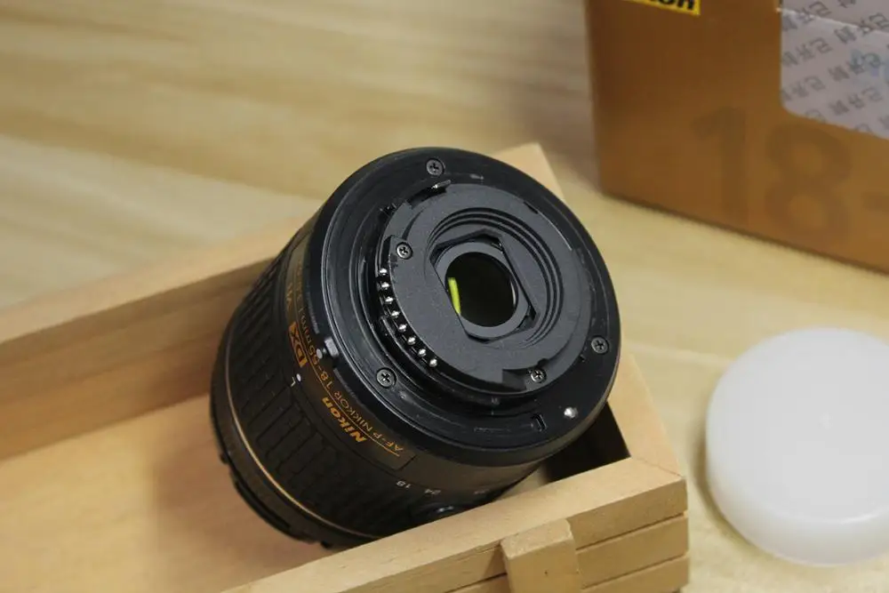 Используется объектив Nikon AF-P DX NIKKOR 18-55 мм f/3,5-5,6G VR для цифровых зеркальных фотокамер Nikon