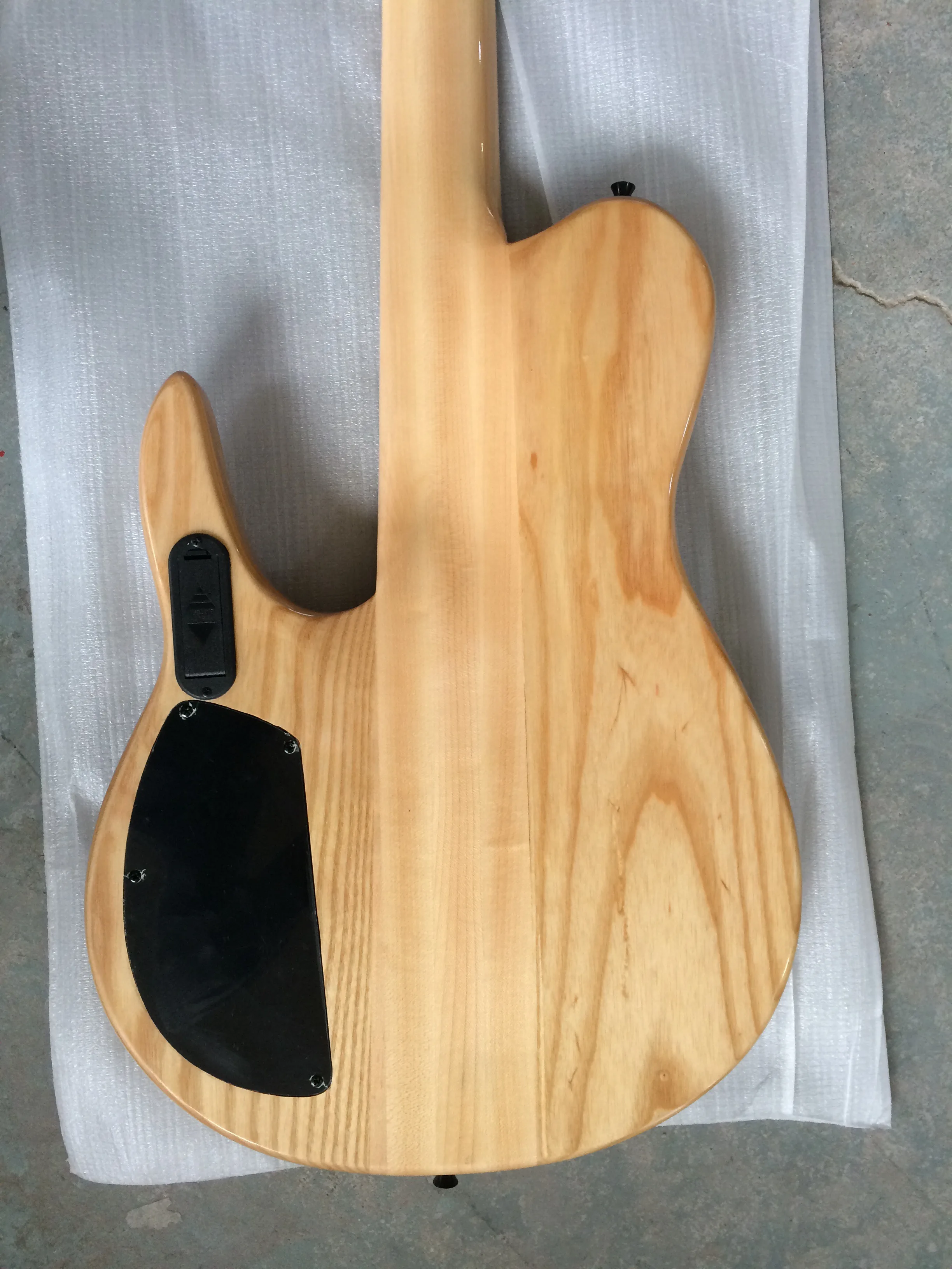 Высокое качество бабочка 5 струн золы древесины бас гитара шея через корпус для