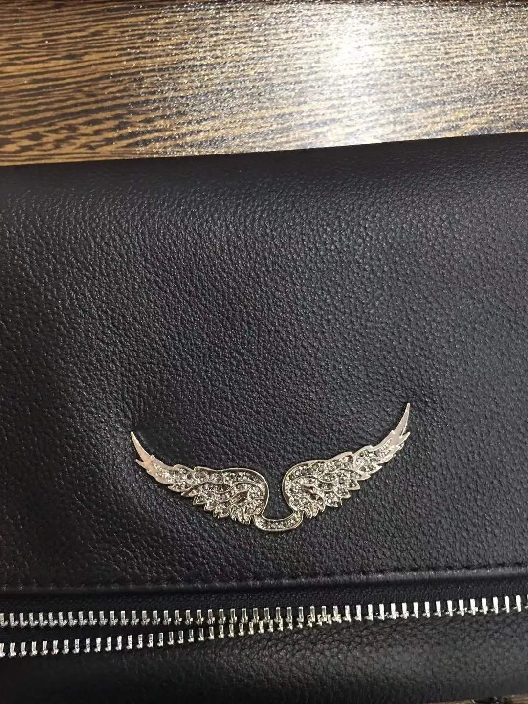Классическая женская сумка через плечо с украшением в виде крыльев модная