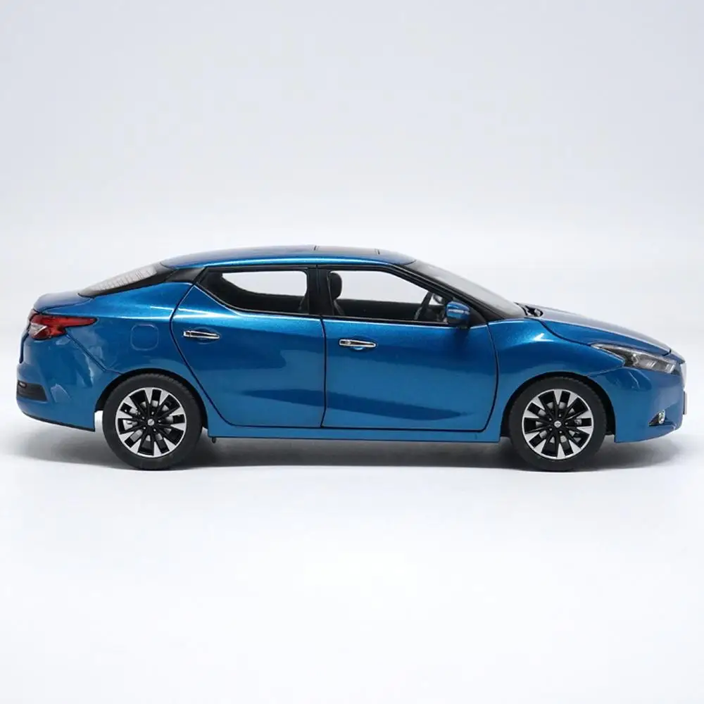 Коллекция игрушечных моделей автомобилей Nissan Lannia 1/18 голубой литой автомобиль