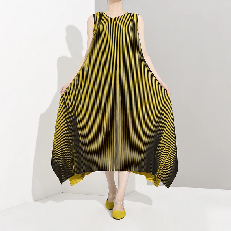 Женское платье LANMREM плиссированное без рукавов с капюшоном для осени и лета WH24407