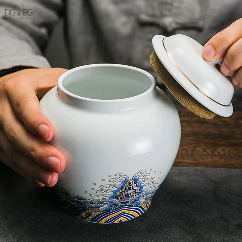 Белая фарфоровая эмалированная окрашенная урна из золотистой проволоки крупные