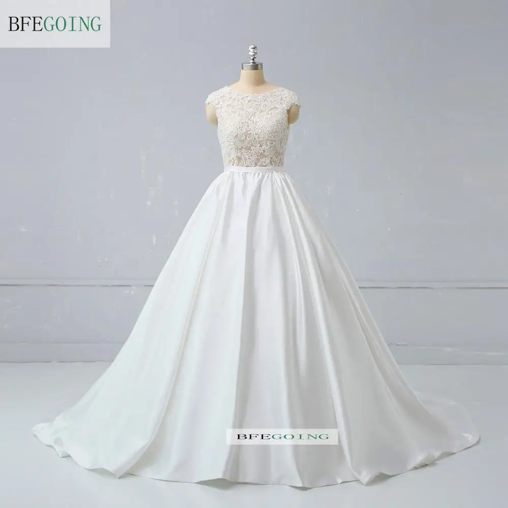 Атласное кружевное бальное платье в пол цвета слоновой кости без рукавов с