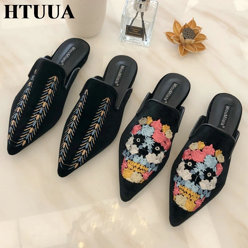 HTUUA/Туфли-сабо из флока с цветочной вышивкой; Женская Осенняя пикантная обувь черного цвета на небольшом квадратном каблуке; слипоны с острым носком; SX3338
