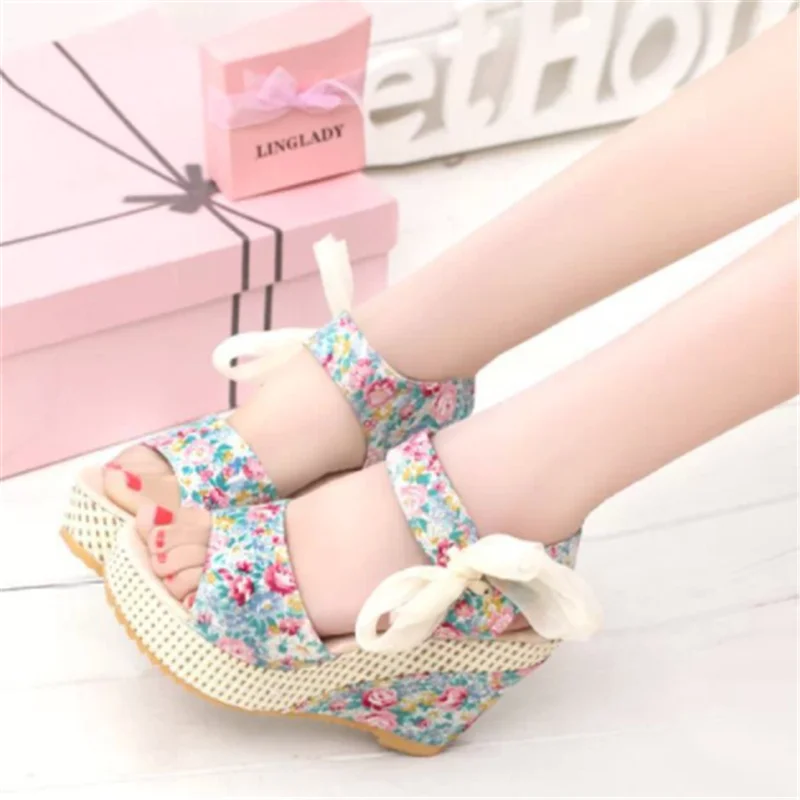 Женские босоножки на танкетке с цветочным принтом туфли бантом и лентами