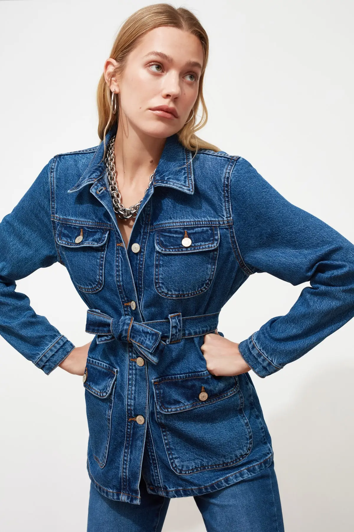 

Trendyol Arched Pocket Detail Denim Jacket TWOSS21CE0126