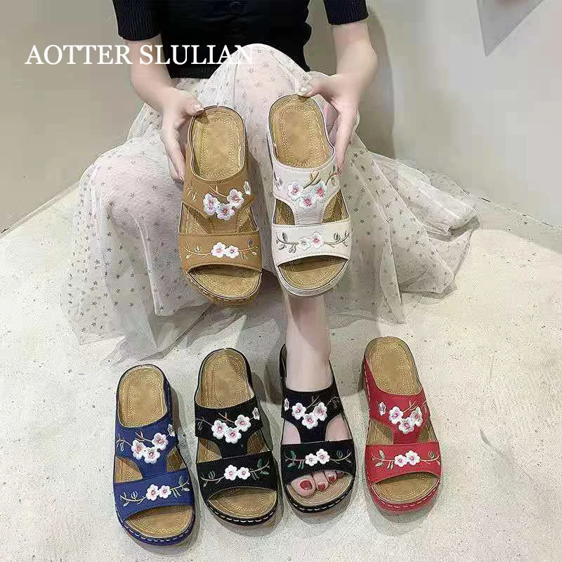 

Women Clip Toe Slippers 2021 Flower Embroidery Flip Flops Casual Beach Sandals Ladies Wedges Shoes Summer Elegant Female Slipper