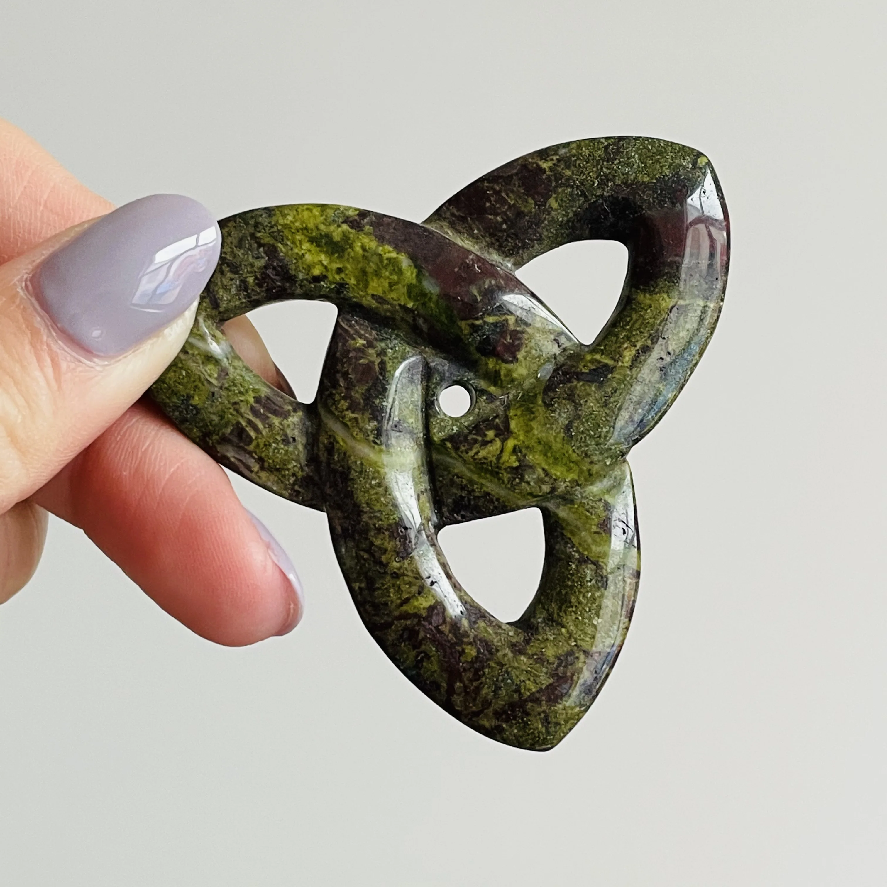 

Natural Dragon Blood Stone Crystal Lucky Clover Hand Carved Craft Home Wedding Decoration