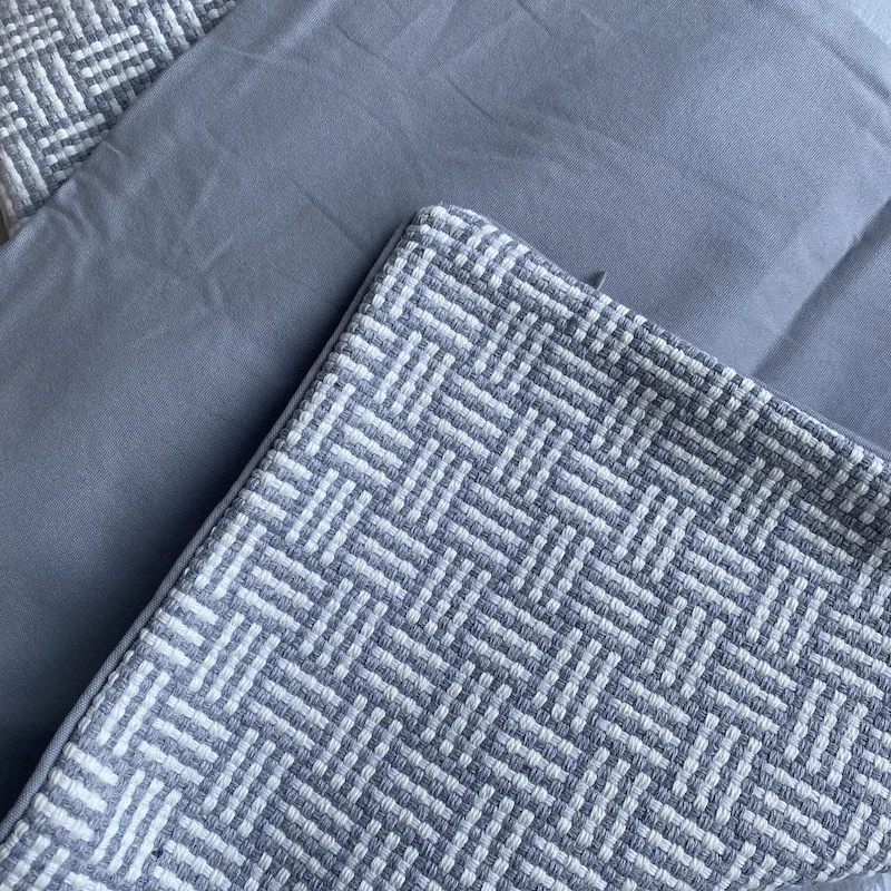 Серые подушки в романтическом стиле простые декоративные наволочки для дивана