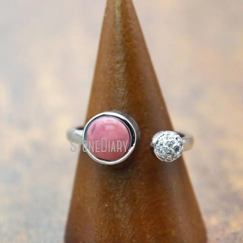 RM15417 регулируемое кольцо из искусственного родонита с прозрачным фианитом и