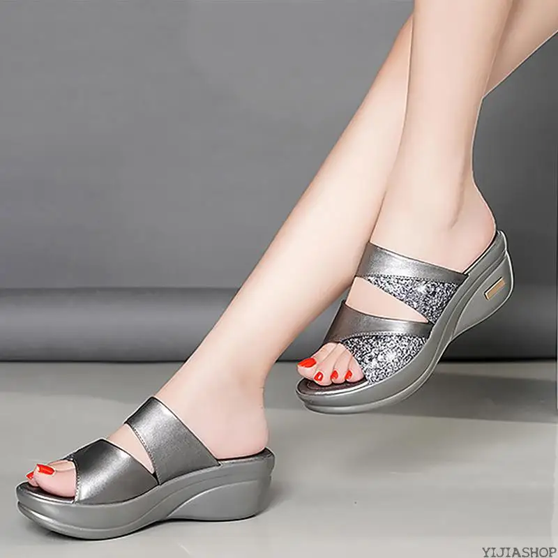 Новые женские сандалии стразы с открытым носком пикантные тапочки на танкетке