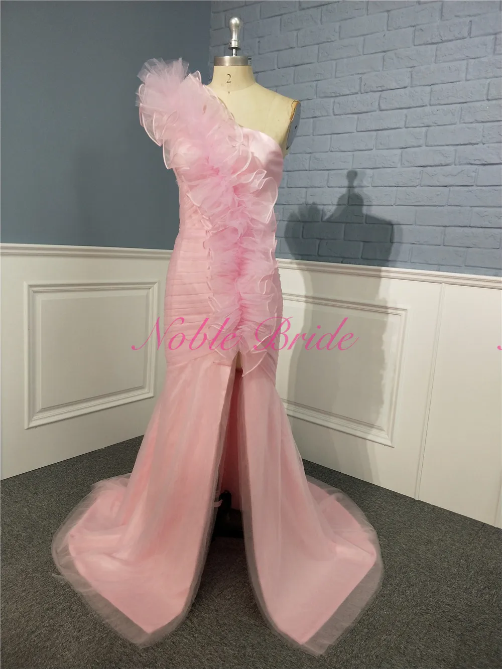 Простые платья на выпускной для мамы и дочки вечерние одно плечо с разрезом по