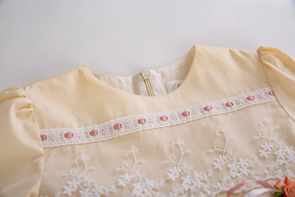 Милое кружевное платье для причастия цвета шампанского с цветком Сетчатое