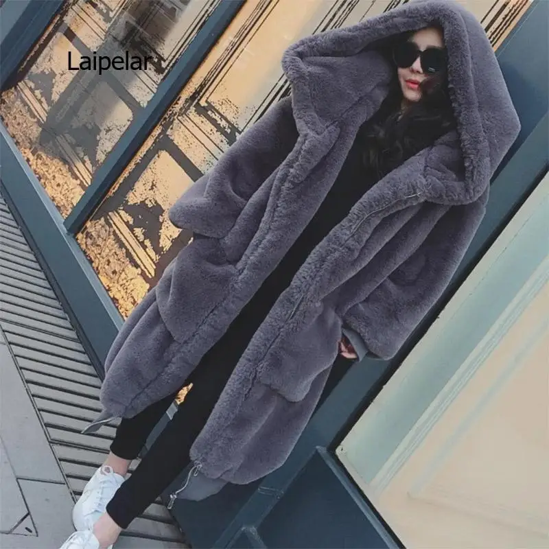 Зимнее женское меховое пальто с капюшоном большой размер средней длины