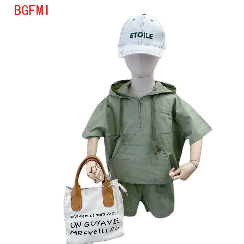 

Однотонный летний пуловер для мальчиков, топ с коротким рукавом и шорты, тонкие комплекты, новинка 2022, удобная модная одежда с капюшоном в Ко...