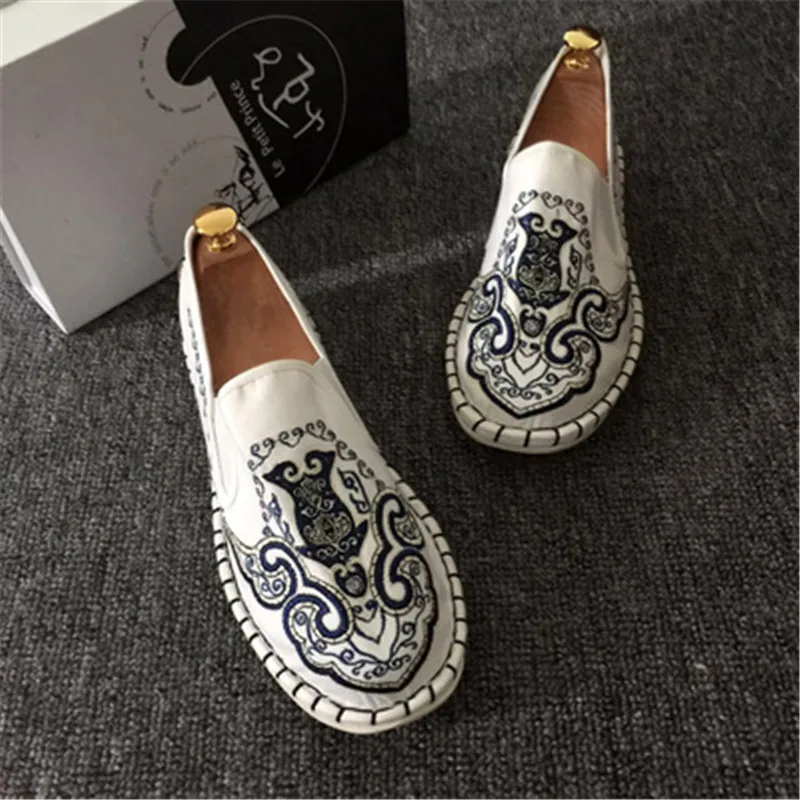 Blue white porcelain Весенняя Мужская обувь в стиле Харадзюку; парусиновые кроссовки с вышивкой; повседневная обувь; мужские модные мужские туфли на плоской подошве; Лоферы для мужчин и женщин; - Цвет: Blue white porcelain