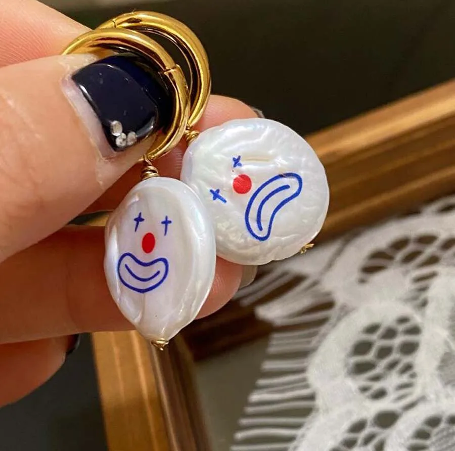 

Hand-painted crying smiling face Baroque natural special-shaped pearl earrings unusual clown fun lovely girls summer eardrop