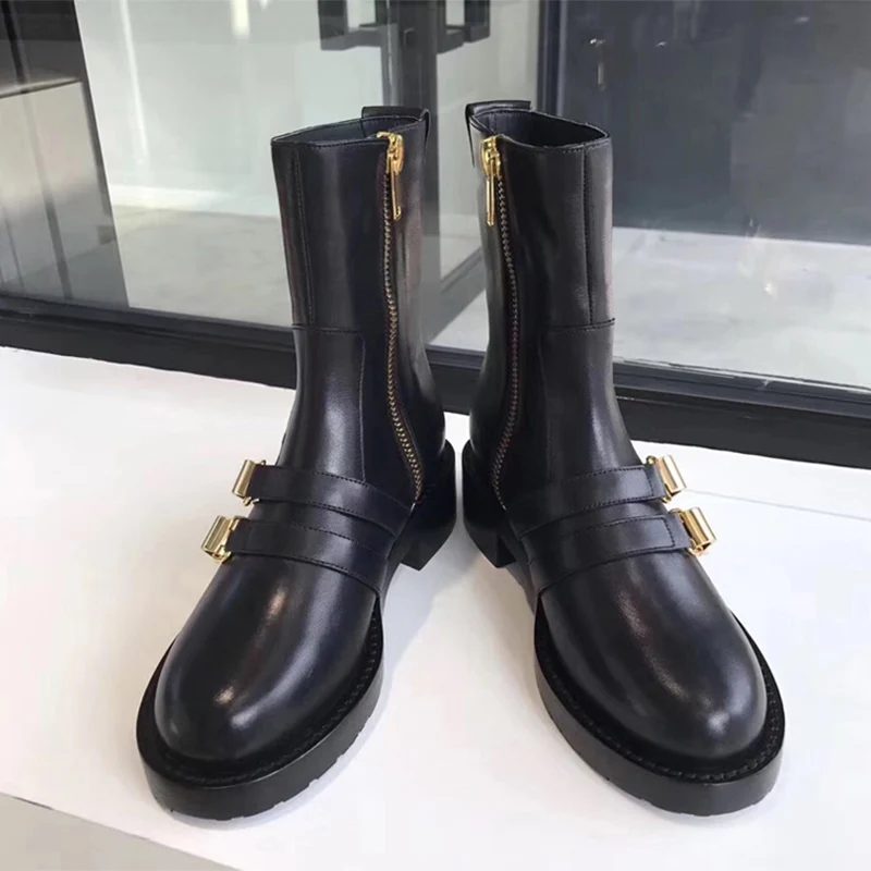 Женские сапоги средней длины с боковой молнией черные двумя металлическими