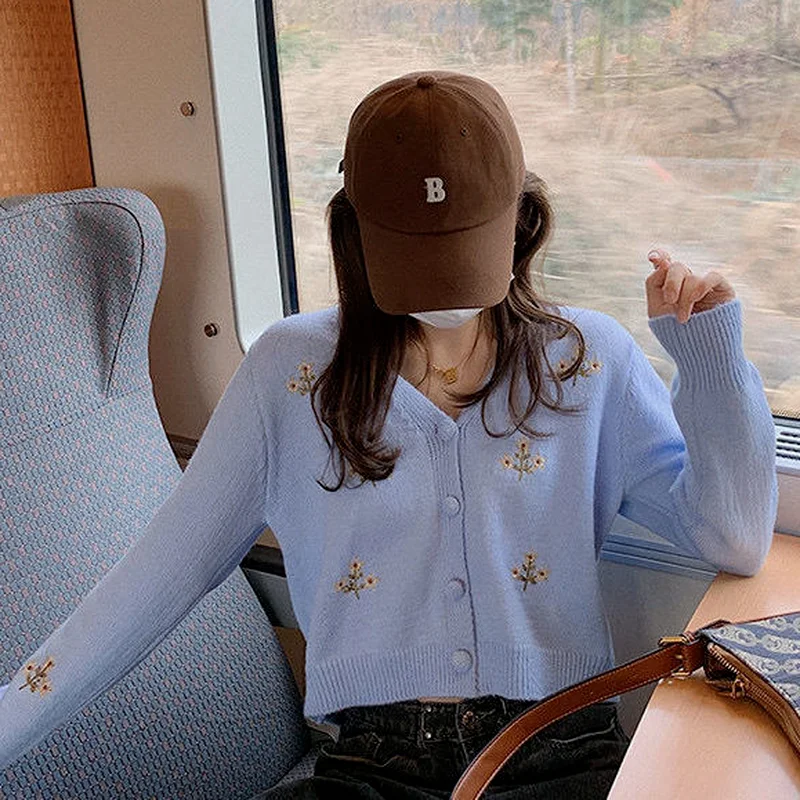 Кардиган женский весенний трикотажный с V-образным вырезом