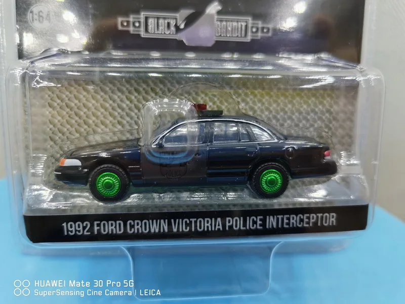 Модель машинки GreenLight 1:64 1992 FORD CROWN VICTORIA 28030-E из металлического сплава для мальчиков