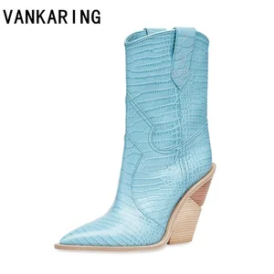 Модные женские ботильоны из тисненой микрофибры ковбойские ботинки с острым носком женские ботинки до середины икры на массивной танкетке для подиума
