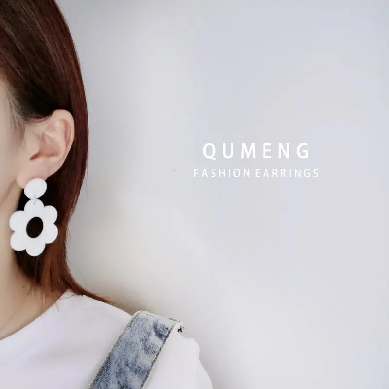 Фото QUMENG корейские женские модные милые простые акриловые серьги с цветком QUMENG корейские женские модные милые простые акриловые серьги с цветком
