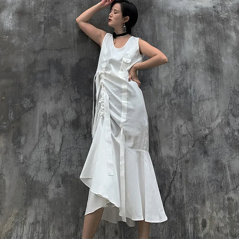 LANMREM белое платье с круглым вырезом без рукавов двойным шнурком со складками
