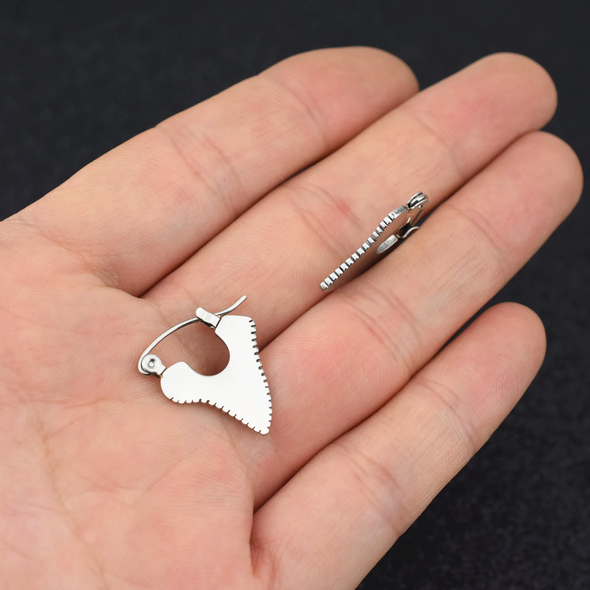 2019 Новый 1 пара из нержавеющей стали Акула серьги в виде зуба серьги-гвоздики для