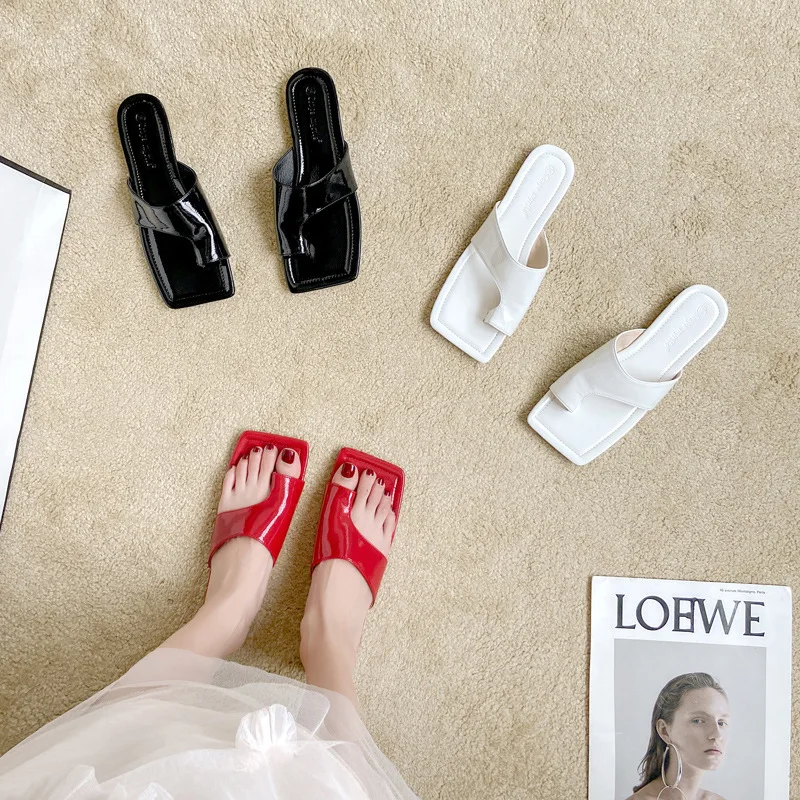 

Тапочки женская летняя одежда 2020 г. Новые стильные шлепанцы на низком каблуке, красивые босоножки на плоской подошве с квадратным носком