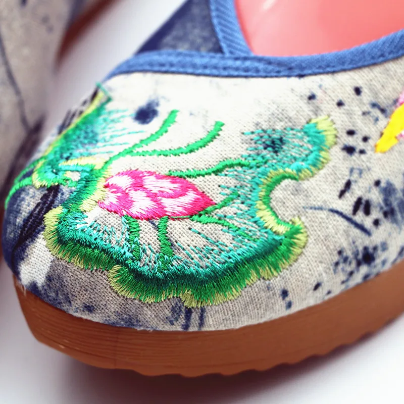 Женские повседневные туфли на платформе с круглым носком и цветочной вышивкой
