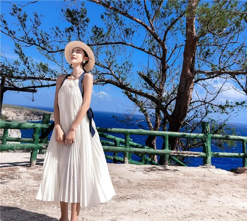 Женское пляжное платье с открытой спиной белое на бретельках плиссированное