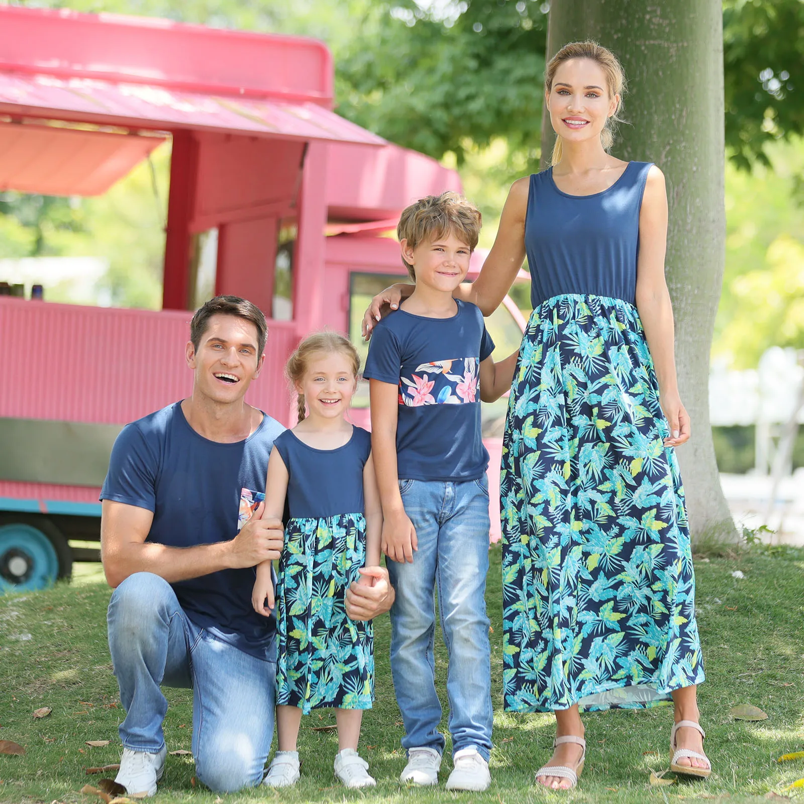 

Summer Family Matching Outfits Flower Print Top Mom Daughter Romper Mommy Clothes Family Party Dress for Women Dad Son T Shirts