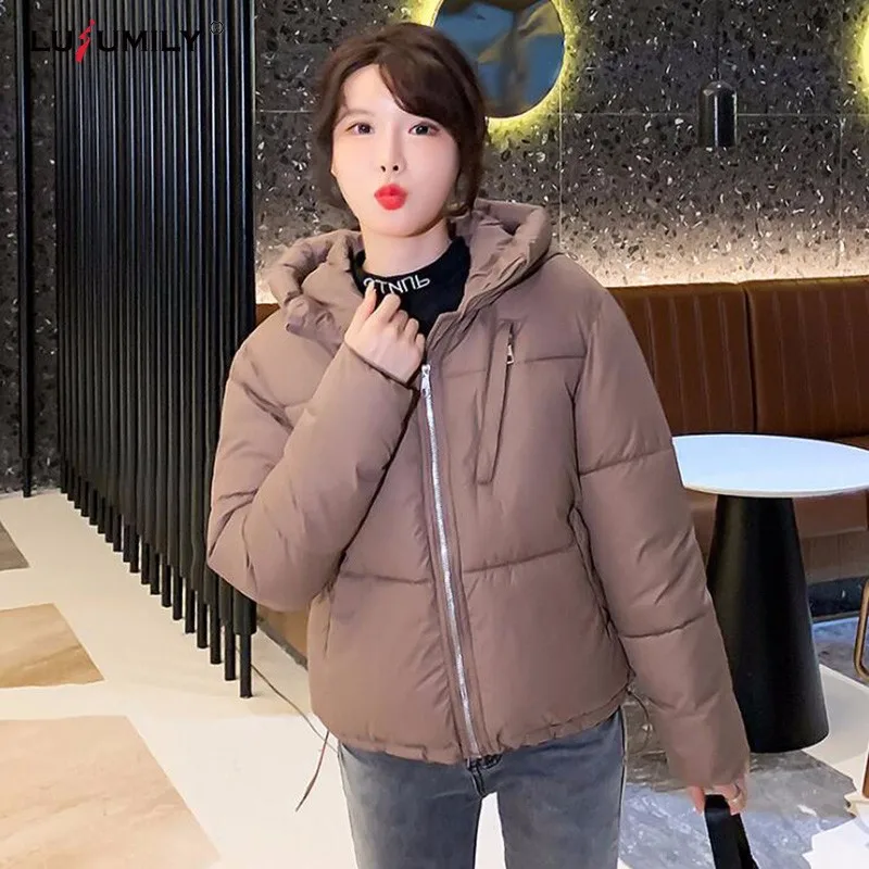 

Lusumily женские короткие куртки зимние теплые толстые пальто с капюшоном с хлопковой подкладкой женские корейские модные свободные пуховые п...