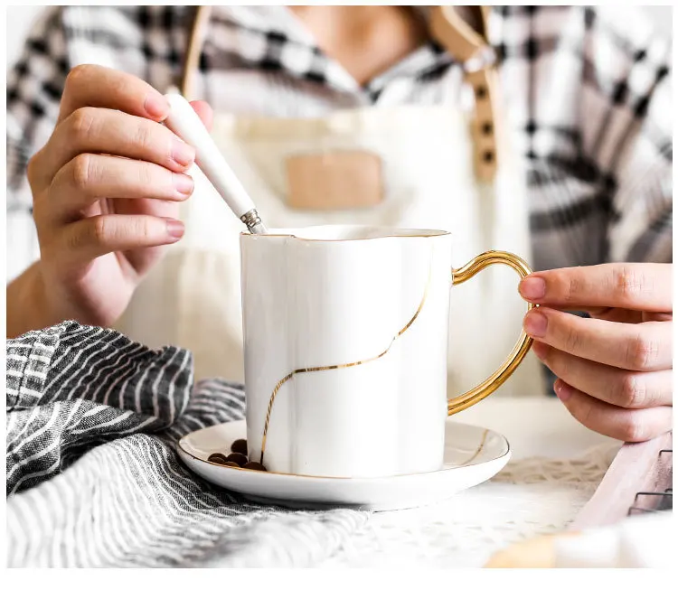 Белая черсветильник роскошная керамическая кофейная чашка и блюдо в