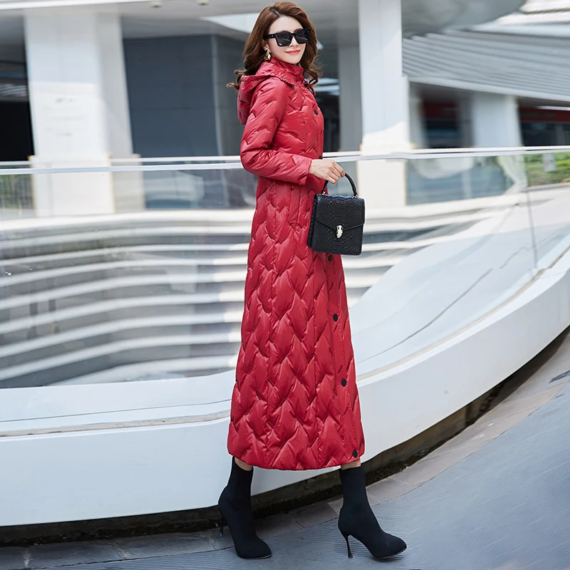 Женский длинный пуховик с капюшоном Красный Яркий до колена поясом на поясе для