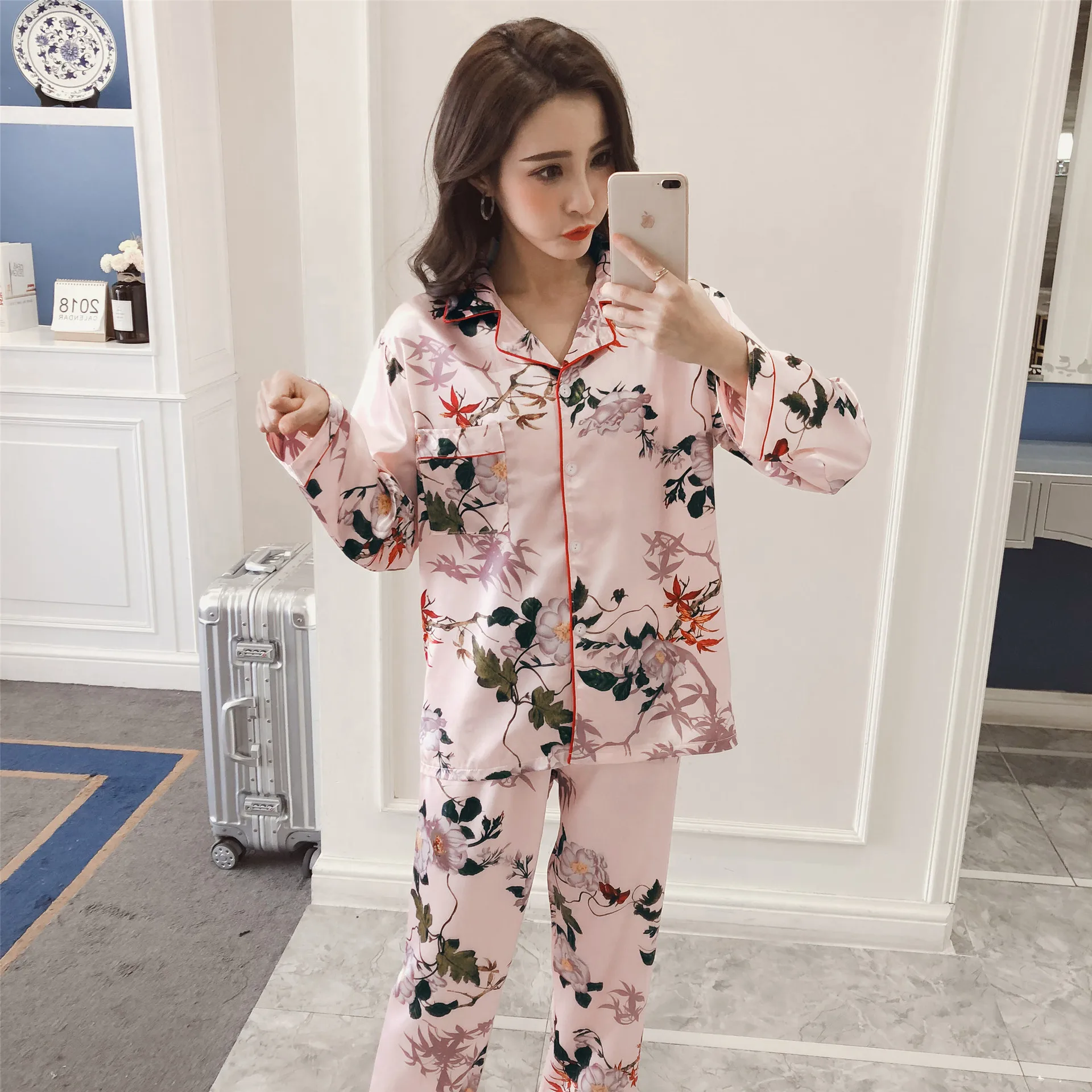 

Spring new han edition girl leisure ladies pajamas cardigan lapel emulation silk suit new plants and household to take