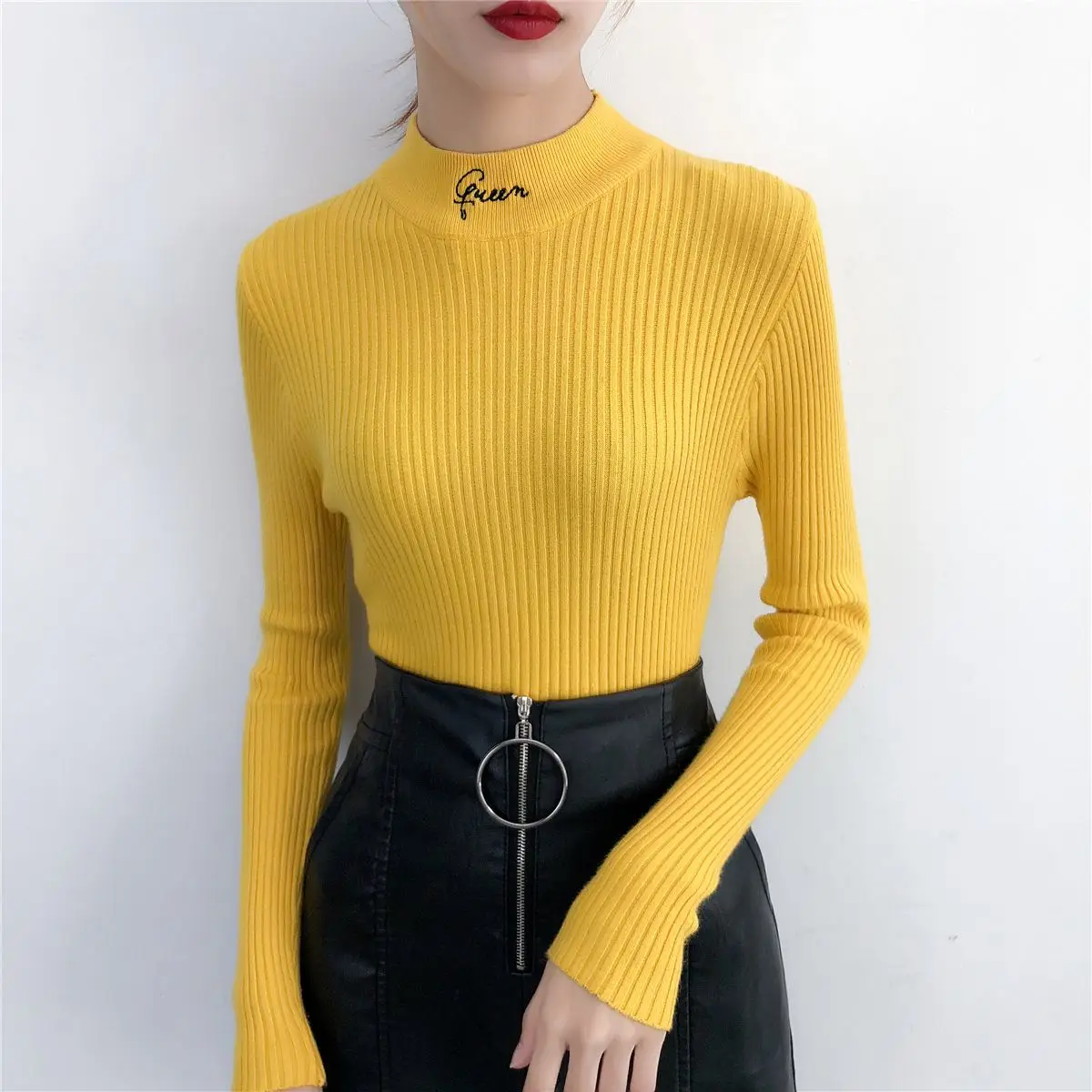 Новинка 2019 года Облегающая водолазка с вышивкой и надписью! Большая часть