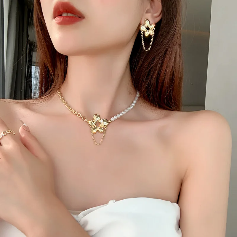 

Origin Summer Luxury Asymmetric Beaded Freshwater Pearl Chokers Necklace for Women Flower Hollow Metal Chain Necklace Jewelry