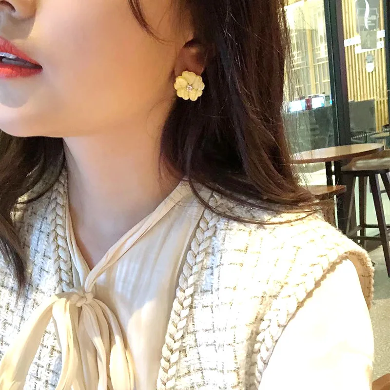 Модные корейские серьги-гвоздики с хризантемой акриловые простые жёлтые Серьги