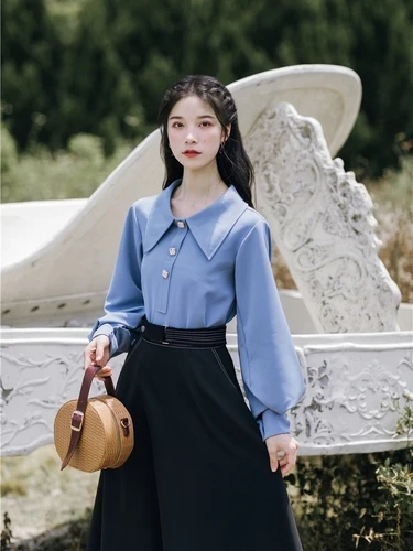 Женский костюм двойка с рукавами фонариками синяя блузка круглым воротником и